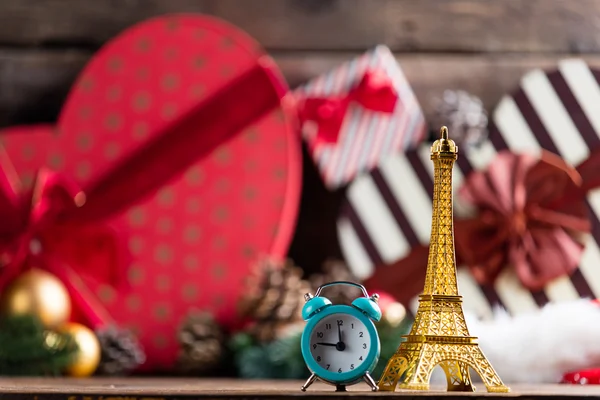 Eyfel Kulesi şeklinde oyuncak ve çalar saat