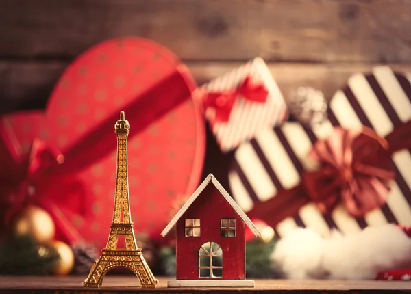 Eyfel Kulesi ve ev şeklinde oyuncaklar