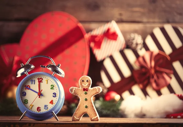 Gingerbread man and alarm clock — Stock Photo, Image