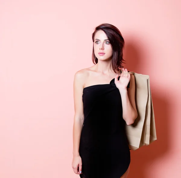 Mujer joven con bolsas de compras — Foto de Stock