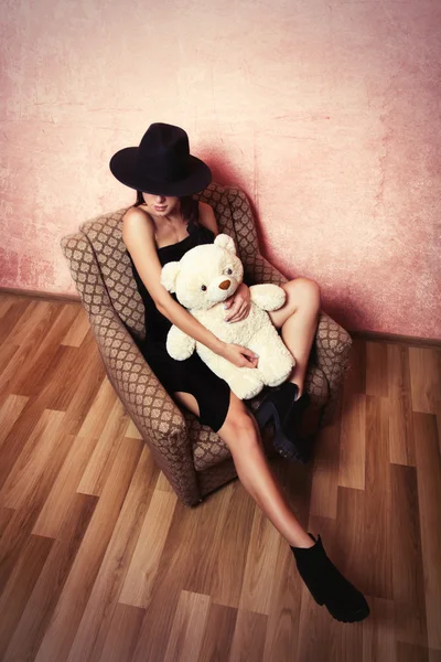 Mujer joven con oso de peluche —  Fotos de Stock
