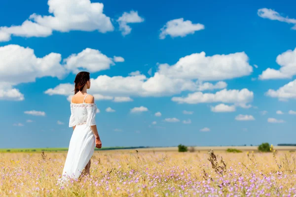 Femme en robe blanche — Photo