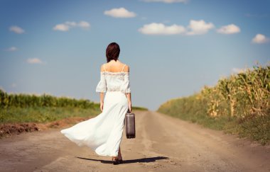 Bavullu genç kadın. 