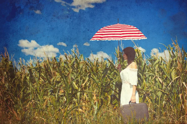 Mujer joven con maleta y paraguas — Foto de Stock
