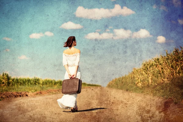 Jeune femme avec valise — Photo