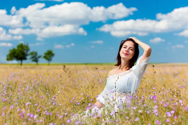 Frau im weißen Kleid — Stockfoto