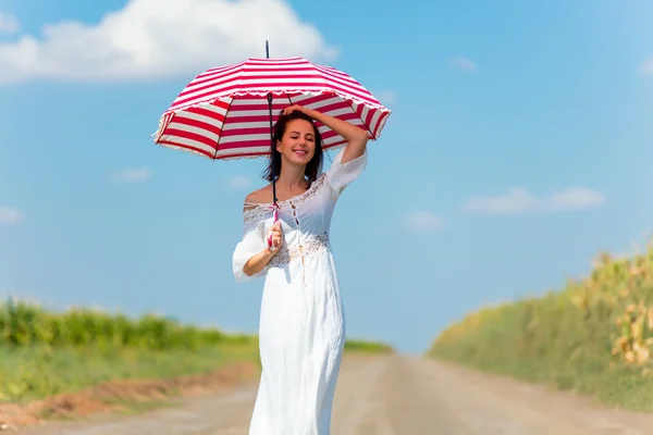 Mladá žena s deštníkem — Stock fotografie