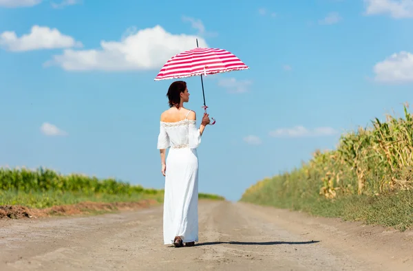 Jonge vrouw met paraplu — Stockfoto