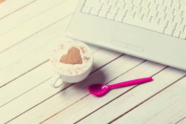 fincan kahve ve dizüstü