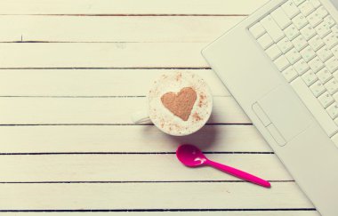 fincan kahve ve dizüstü