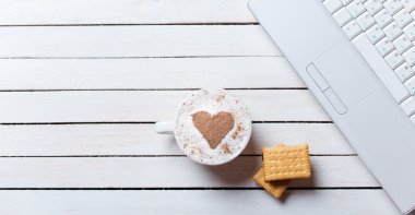 fincan kahve, kurabiye ve dizüstü