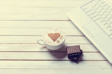 fincan kahve, kurabiye ve dizüstü