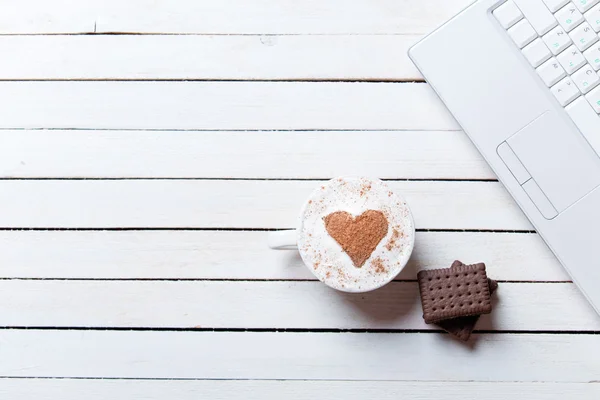 Tazza di caffè, biscotti e laptop — Foto Stock