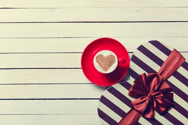 Kopp med kaffe og gaver – stockfoto