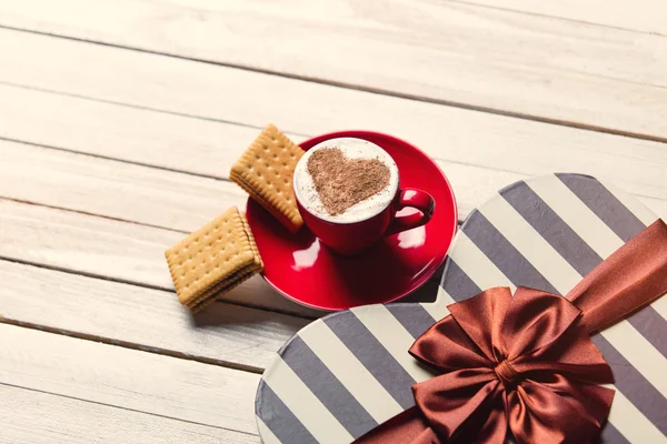 Cup of coffee, cookies and gift — Stock Photo, Image