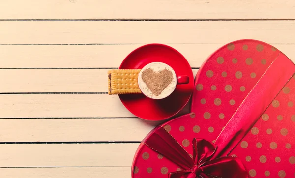 Xícara de café, biscoito e presente — Fotografia de Stock