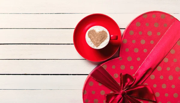 Cup of coffee and gift — Stock Photo, Image