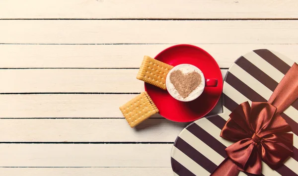Kubek kawa, ciastka i prezent — Zdjęcie stockowe