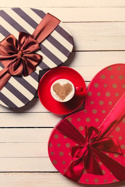 Šálek kávy a dary — Stock fotografie