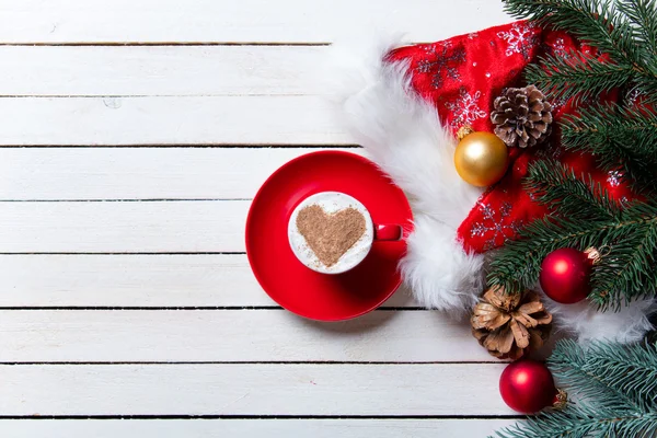 Egy csésze kávé és karácsonyi dekorációk — Stock Fotó