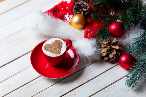 Tazza di caffè e decorazioni natalizie — Foto Stock