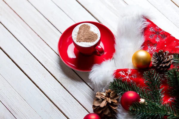 Kopje koffie en kerstversiering — Stockfoto