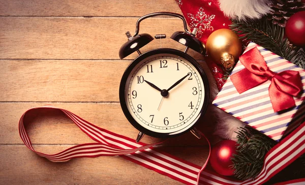 Zegar i świąteczne ozdoby — Zdjęcie stockowe