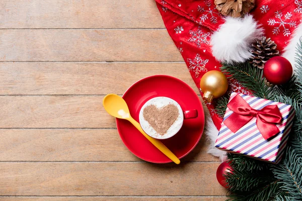 Egy csésze kávé és karácsonyi dekorációk — Stock Fotó