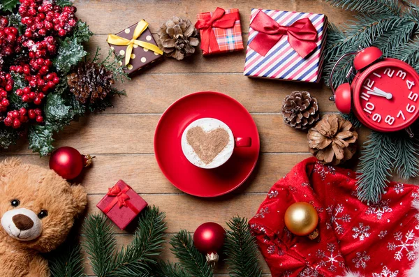 Kaffee und Weihnachtsdekoration — Stockfoto