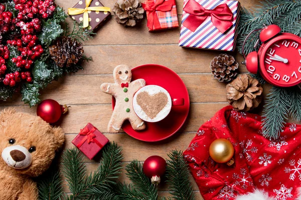 Kaffee, Lebkuchenmann und Weihnachtsdekoration — Stockfoto