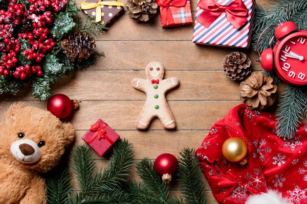 Perník muž a Vánoční dekorace — Stock fotografie