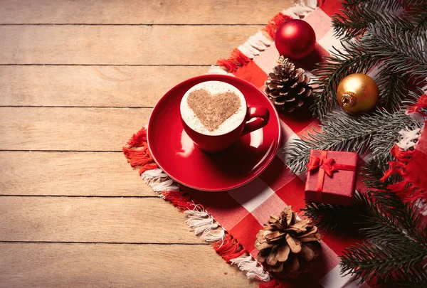 Kopje koffie en kerstversiering — Stockfoto
