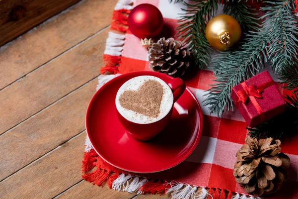 Tazza di caffè e decorazioni natalizie — Foto Stock