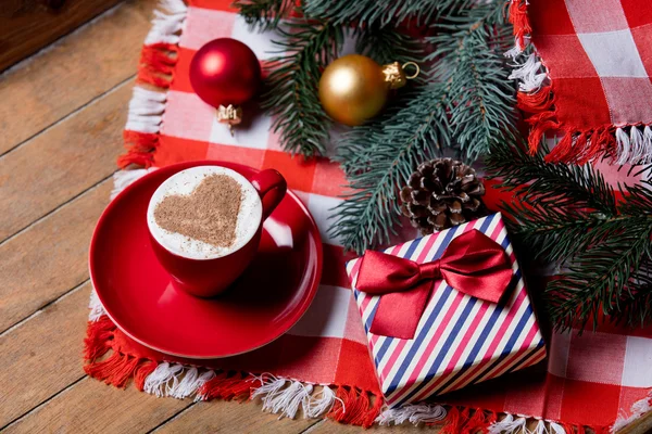 Kaffee und Weihnachtsdekoration — Stockfoto