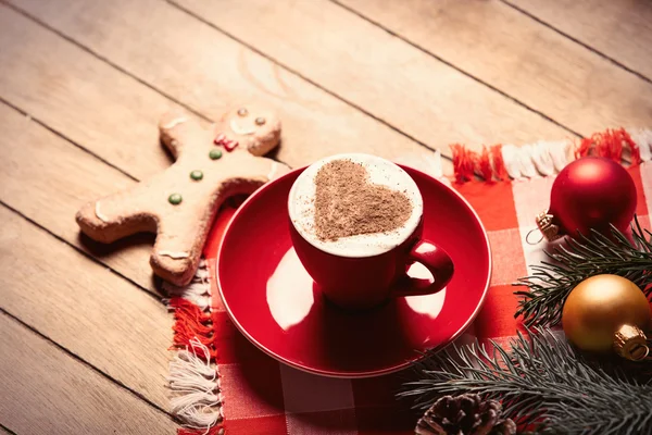 Tazza di caffè, pan di zenzero uomo e decorazioni natalizie — Foto Stock