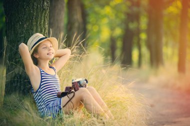 Retro kameralı kız