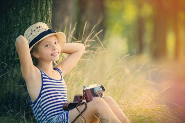 Retro kameralı kız