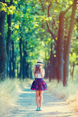 Retro kameralı kız