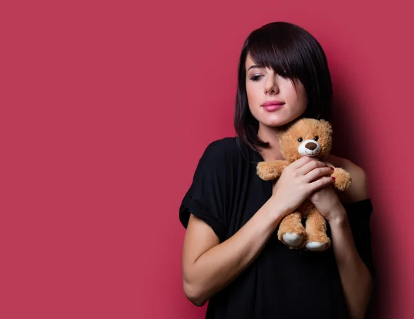 Jonge vrouw met teddybeer — Stockfoto