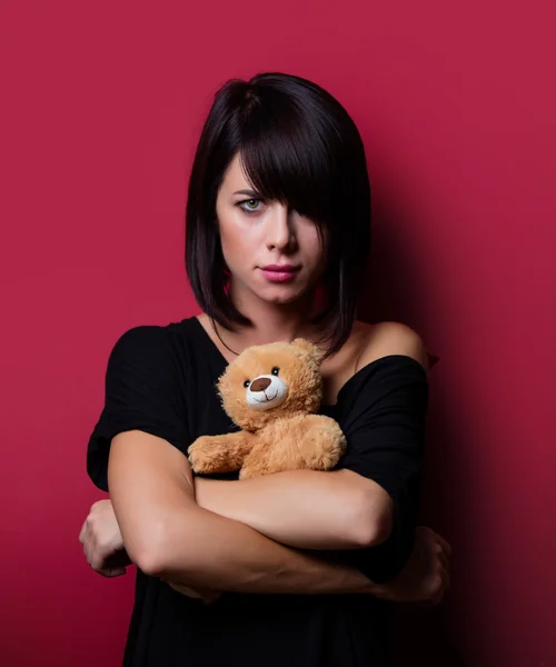 Jonge vrouw met teddybeer — Stockfoto
