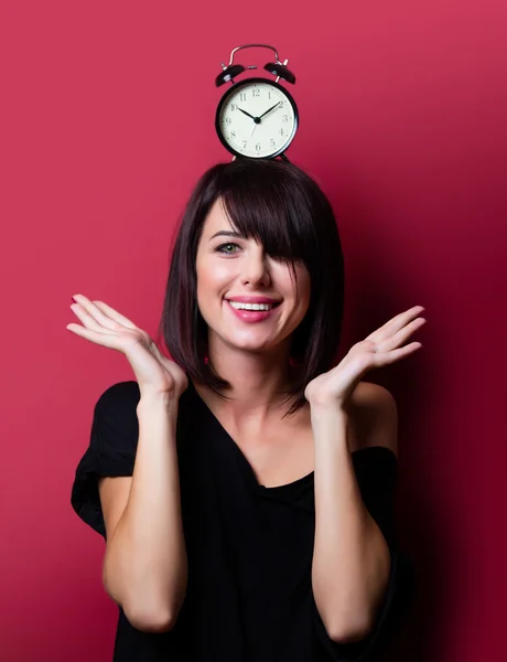 Jonge vrouw met wekker — Stockfoto