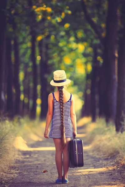 Jolie fille avec valise — Photo