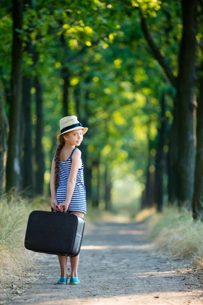 Schattig meisje met koffer — Stockfoto