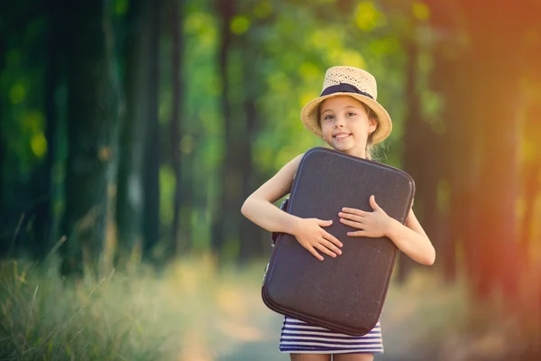 Söt tjej med resväska — Stockfoto