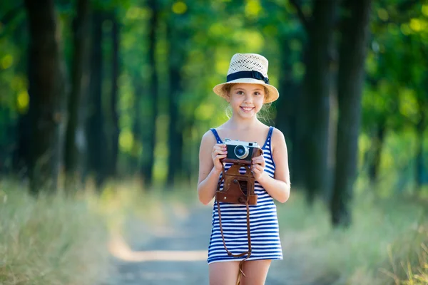 Meisje met retro camera — Stockfoto