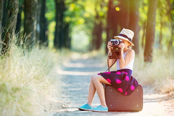 Dívka s kufr a kamera — Stock fotografie