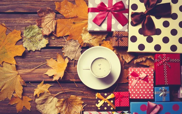 Regalos de café y temporada con hojas — Foto de Stock