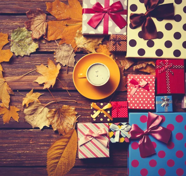 Caffè e regali di stagione con foglie — Foto Stock