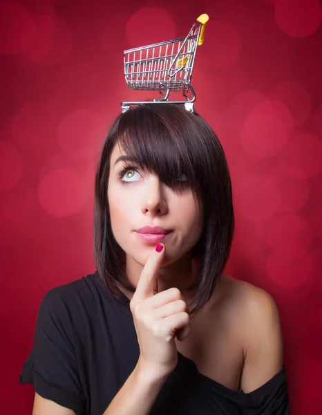 Giovane donna con carrello della spesa — Foto Stock