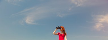 Dürbünü olan kadın